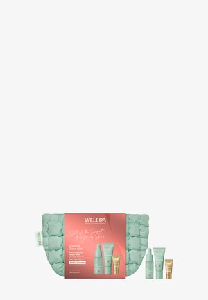 Ensemble Weleda Forever Glow avec une pochette matelassée vert menthe et trois produits de soin : sérum, crème et booster dans un emballage pastel.