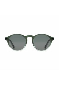 Occhiali da sole rotondi con montatura verde traslucida e lenti grigie scure. Il design include un ponte che collega le lenti e aste eleganti.