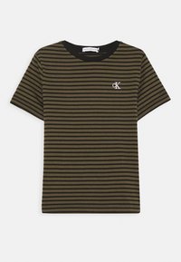 Grün und schwarz gestreiftes T-Shirt mit rundem Halsausschnitt und kurzen Ärmeln, das ein kleines gesticktes "CK"-Logo auf der Brust trägt.
