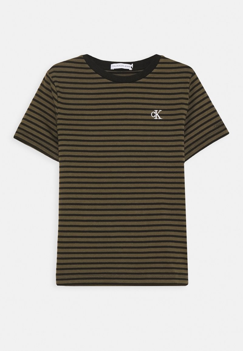 Grün und schwarz gestreiftes T-Shirt mit rundem Halsausschnitt und kurzen Ärmeln, das ein kleines gesticktes "CK"-Logo auf der Brust trägt.