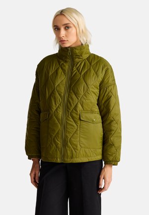 Chaqueta acolchada verde con un alto cuello, cierre de cremallera y dos bolsillos frontales, que presenta un patrón de diamantes texturizado y puños elásticos.