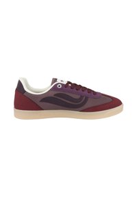 Sneaker bordeaux e viola con tomaia in tessuto morbido, dettagli testurizzati, colletto bianco e suola in gomma traslucida. Presenta lacci rotondi.