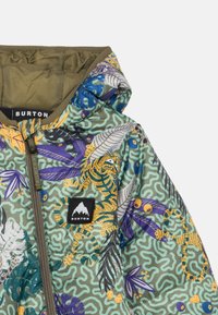 Εξωτερικό μπουφάν με πολύχρωμο σχέδιο ζούγκλας που περιλαμβάνει κίτρινους τίγρεις, μπλε και μωβ φύλλα, και μπροστινό φερμουάρ κάτω από κουκούλα με επένδυση.