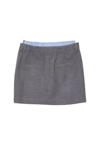 Grauer Wollrock mit zwei horizontalen Gesäßtaschen und einem sichtbaren, hellblauen elastischen Bundfutter.