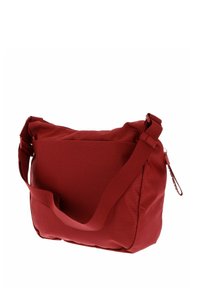 Sac à épaule en tissu rouge avec une surface texturée, bandoulière ajustable, fermeture éclair et un compartiment principal spacieux.