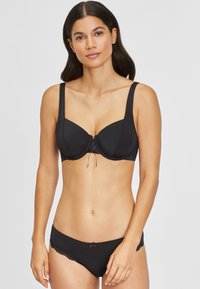 Schwarzer BH mit breiten Trägern, Unterstützung durch Bügel, Spitzen-detail an der Vorderseite und passendem schwarzen Slip mit Spitzenkante und einem kleinen Schleifenakzent.