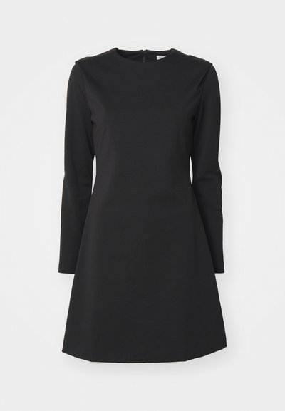 Must mustriga mustriga kleit ümarate kaelustega, A-lainelise silueti ja tagumise lukuga. Valmistatud siledast, tekstureeritud kangast.