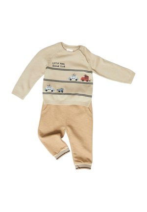 Beiges Babyoutfit mit langärmligem Oberteil mit Motiven von Polizeiauto, Feuerwehrauto und Motorrad sowie passenden beigen Hosen.