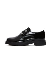 Schwarze Lacklederschuhe mit abgerundetem Zehenbereich, Schnürdesign, dekorativen Beschlägen und einer niedrigen, dicken Gummisohle. Glatte Oberfläche und klare Linien.