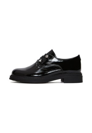 Scarpe in vernice nera con punta rotonda, design con lacci, hardware decorativo e suola in gomma bassa e spessa. Texture liscia e linee pulite.