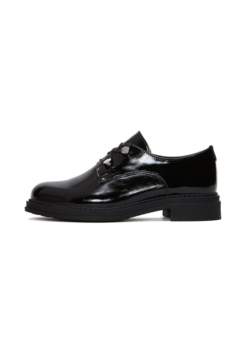 Schwarze Lacklederschuhe mit abgerundetem Zehenbereich, Schnürdesign, dekorativen Beschlägen und einer niedrigen, dicken Gummisohle. Glatte Oberfläche und klare Linien.