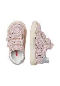 Zapatillas de purpurina rosa con detalles en plata, correas de velcro, diseño de punta redonda, parte superior texturizada y suela de goma blanca en contraste.