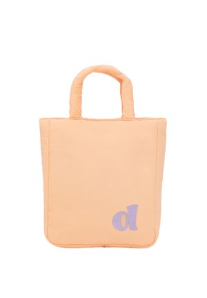 Peachfarvet tote bag med quiltet stof, to håndtag og et lilla broderet bogstav "d" i nederste hjørne. Glat tekstur.