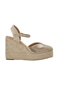 Espadrilles de cuña con parte superior de cuero dorado metálico y suela de yute trenzado. Cuenta con una correa en el tobillo a rayas para un ajuste seguro y estabilidad.