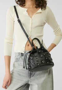 Stradivarius FLORAL - Skuldertasker - black