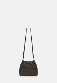 Borsa a secchiello in pelle marrone con apertura arricciata, tracolla regolabile, texture liscia e dettaglio logo in rilievo sulla parte anteriore.