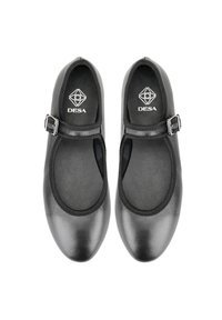 Schwarze Leder-Mary-Jane-Schuhe mit runder Zehenpartie, elastischem Band und kleiner verstellbarer Schnalle. Glatte Textur und Logo auf der Innensohle.