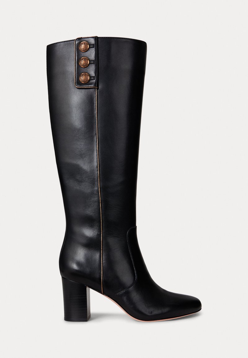 Bota preta de couro até o joelho com salto quadrado, apresentando três botões decorativos no lado externo e detalhes de costura contrastantes.