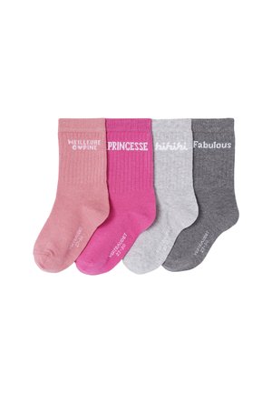 Vier bunte Socken in Rosa, Knallrosa, Hellgrau und Dunkelgrau, jede mit einem weißen Wort am Bündchen: "Meilleure copine," "Princesse," "Mimie," und "Fabulous."
