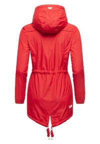 Veste légère rouge avec capuche, taille élastique et ourlet réglable à cordon. Tissu lisse et brillant avec manches longues et poches latérales.