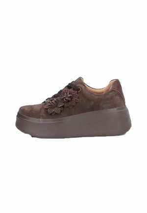 Brązowy sneaker na platformie z zamszu z ciemnymi kwiatowymi aplikacjami po bokach i grubą, miękką podeszwą.