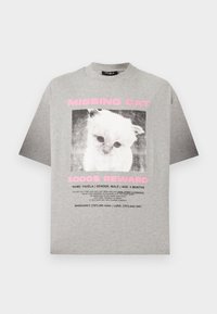 Gray T-shirt with a black-and-white photo of a white kitten and pink text reading "MISSING CAT" and "1000$ REWARD" on front.