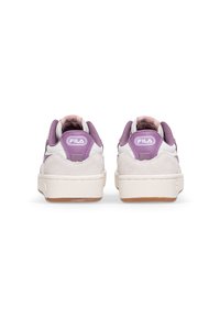 Un paio di sneakers FILA bianche e viola viste da dietro, con suole bianche spesse e bordi della suola marroni su uno sfondo bianco.