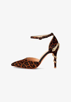 Chaussure à talon haut imprimé léopard avec un bout pointu, une bride au niveau de la cheville et un accent serpent doré sur le talon. Fabriquée en tissu texturé doux.