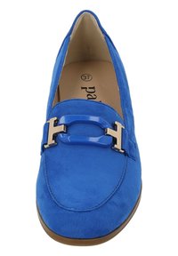 Mocasin de ante azul con un brillo azul y detalles en plata, con punta redonda y forro interior suave. Talla 37.