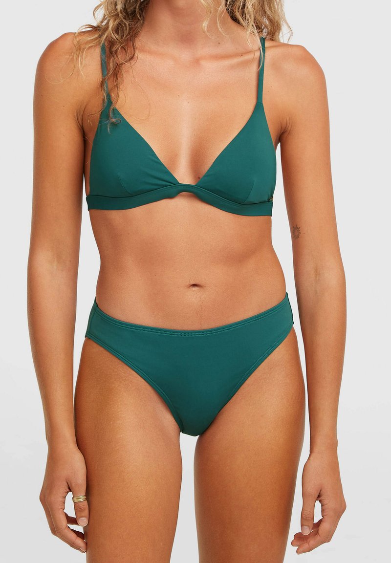 Conjunto de bikini color azul verdoso con un bralette triangular y braguitas de talle alto. Tejido liso con tirantes finos ajustables y diseño minimalista.