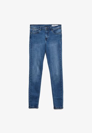 Blauwe slim-fit denim jeans met voorzakken, knoopsluiting en riemlussen, plat gelegd op een witte achtergrond.