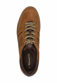 Sneaker in suede marrone con punta arrotondata, lacci di un marrone chiaro, dettagli in marrone scuro e una soletta testurizzata con marchio.