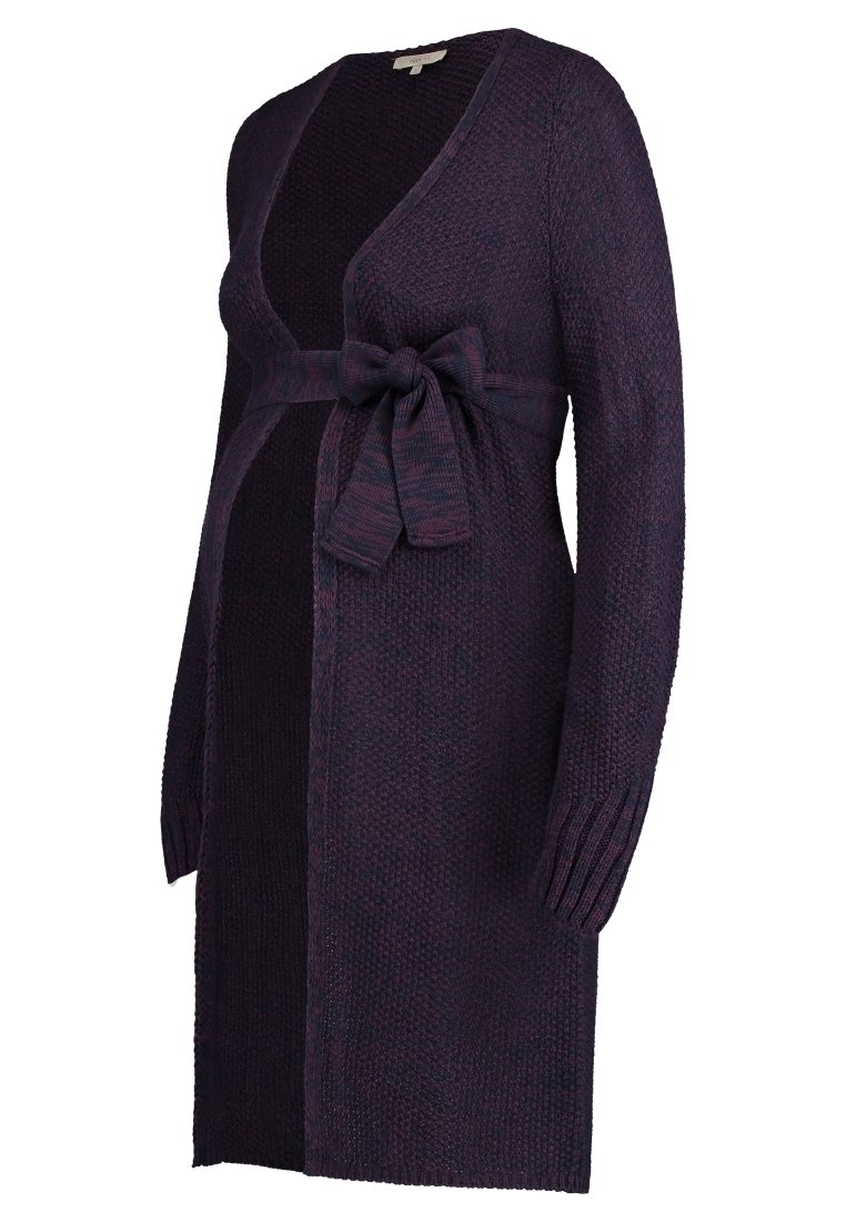 Stickad kofta i mörklila med knytbälte, öppen front och långa ärmar med ribbad mudd, mjukt material och avslappnad passform.