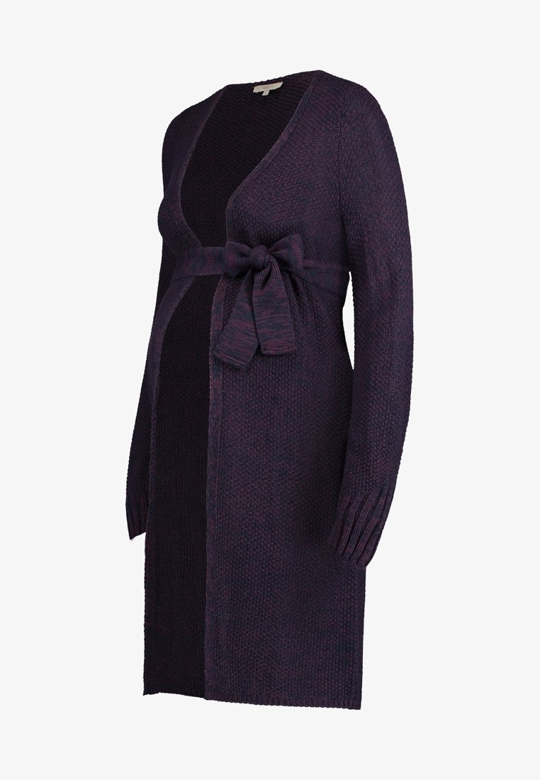 Cardigan lavorato a maglia di un viola scuro con cintura, apertura frontale e maniche lunghe con polsini a coste, texture morbida e vestibilità rilassata.