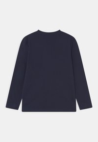 Maglietta a maniche lunghe navy realizzata in cotone morbido; presenta un collo rotondo e un orlo dritto, senza loghi o motivi visibili.