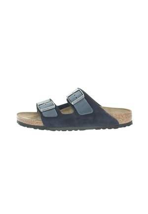 Sandali in suede blu navy con due cinturini regolabili, fibbie in metallo argentato, soletta in sughero e suola in gomma nera. Design semplice con punta aperta.