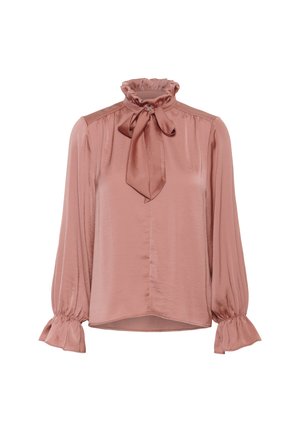 Blusa de satén en rosa empolvado con un cuello alto con volantes, detalle de lazo en el cuello y mangas largas abullonadas con puños acampanados.