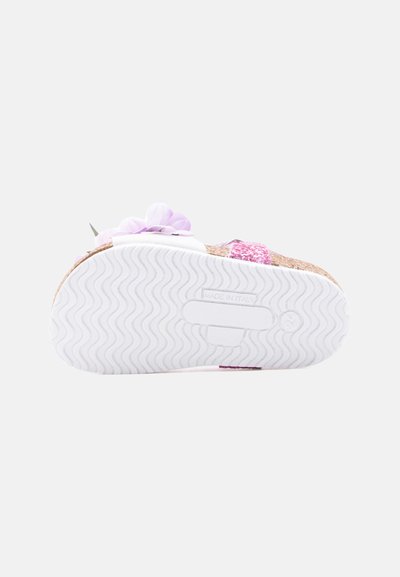 Παιδικό σανδάλι με λευκή σόλα από καουτσούκ, φελλό σε σφηνοειδή σόλα, ροζ ιριδίζουσα λουράκι και μωβ διακοσμητικό με λουλούδι, με σήμανση στη σόλα "Κατασκευάστηκε στην Ιταλία".