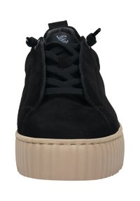 Schwarze Wildledersneaker mit runder Zehenpartie, flachen Schnürsenkeln und einer beigefarbenen, gerippten Plattformsohle. Verfügt über ein Logo auf der Zunge und minimale Nähte.