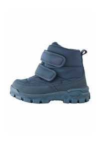Blaue wasserdichte Stiefel mit gepolstertem Kragen, zwei Klettverschlüssen, einer strukturierten Gummisohle mit tiefen Profil und verstärkten Nähdetails.