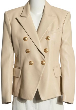 Blazer beige de doble botonadura con seis botones decorativos dorados y dos bolsillos delanteros con solapa en el torso de un maniquí.