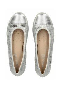 Stříbrné baletky s síťovaným designem a metalickými akcenty, zaoblenou špičkou a polstrovanou stélkou s drobnými perforacemi.