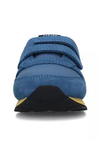 Scarpe in pelle scamosciata blu con due cinturini in Velcro regolabili, punta arrotondata, suola in gomma nera e accenti gialli lungo i bordi.