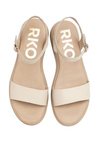Beżowe sandały z teksturowanym, szerokim paskiem z przodu oraz wąskim paskiem wokół kostki z złotą klamrą; na wkładce inskrypcja "RKO".
