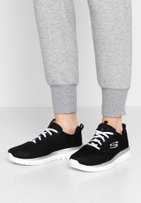 Skechers Wide Fit - GRACEFUL  - Edzőcipő - black/white Miniatűr kép 1