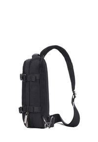 Borsa a spalla nera in nylon con un design sottile. Caratterizzata da spallacci regolabili, due fibbie laterali e una zip in metallo. Finitura testurizzata.