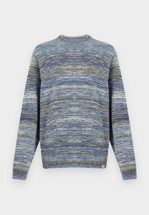 Pulover tricotat în nuanțe de albastru și verde. Decupaj rotund la gât, manșete și tiv cu dungi rib. Model texturat cu nuanțe variate și etichetă cu logo la tiv.