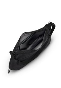 Černá taška přes rameno se zipovým uzávěrem, která nabízí prostorný interiér s několika přihrádkami a odolným látkovým vnějškem.