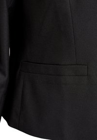 Čierna saková bunda s textúrovanou tkaninou, slim fit strihom a nenápadnou horizontálnou bočnou vreckom na ľavej strane.