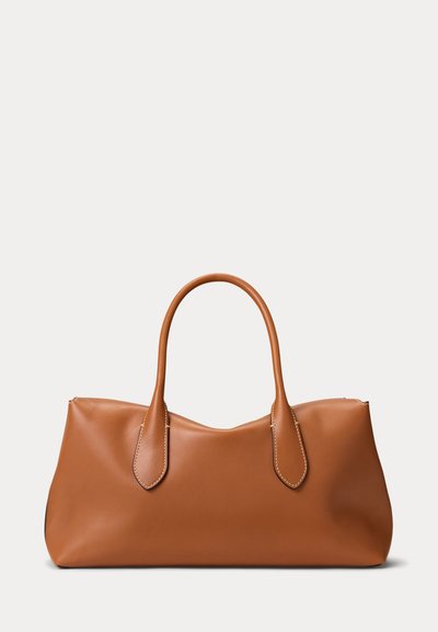 Braune Lederhandtasche mit doppelten Griffen und sichtbaren Nähten an den Griffen, vor einem einfarbigen hellen Hintergrund gezeigt.